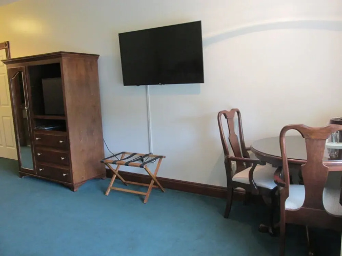 Inn at Amish Door