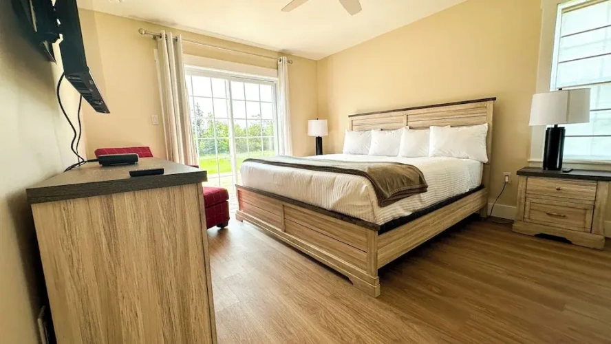 3 Bedrooms Executive Suite with pool view
