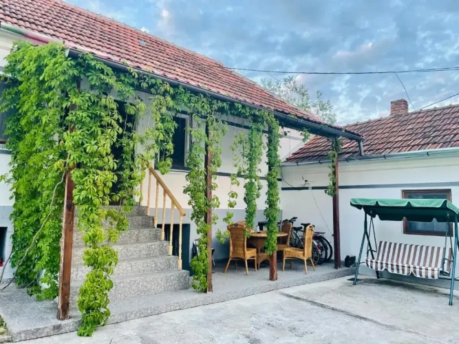 5 Bedrooms Cottage
