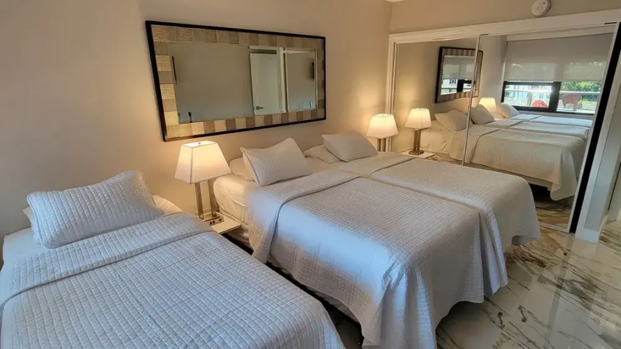 Alexander 521 3 Bedroom Apts by RedAwning