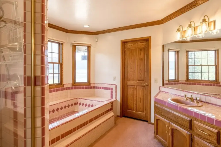 26 - Lakefront Chalet 3 Bedroom Home by Redawning