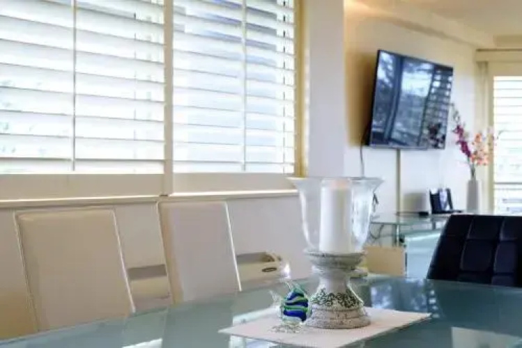 Main Beach Waterfront Apartment