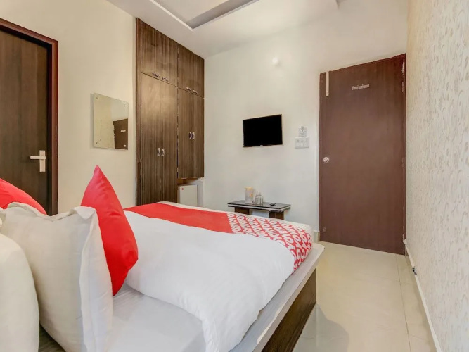 OYO 28040 Hotel Cg Inn