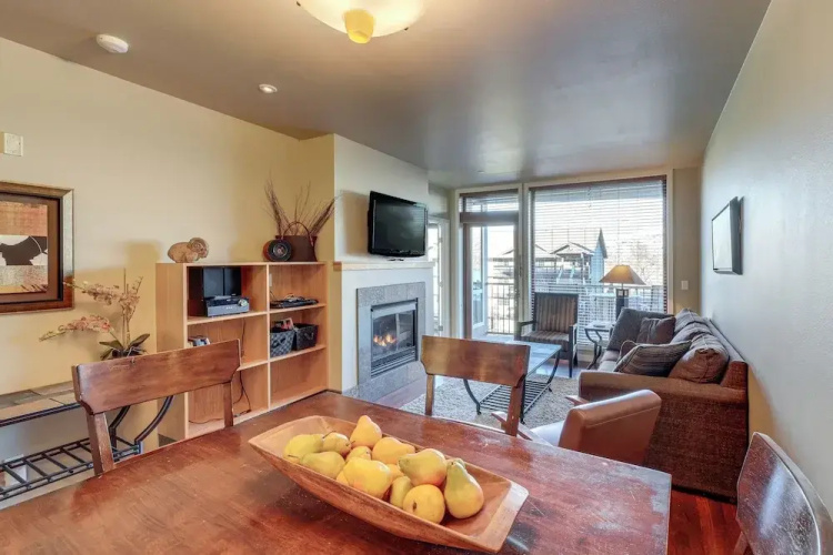 Resort Getaway on Lake Chelan: Pool + Beach Access