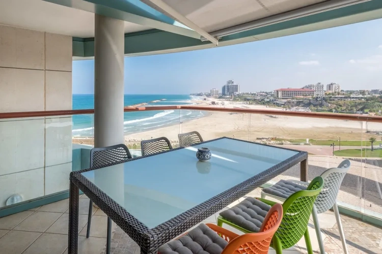 3 Bedrooms Royal Apartment with sea view