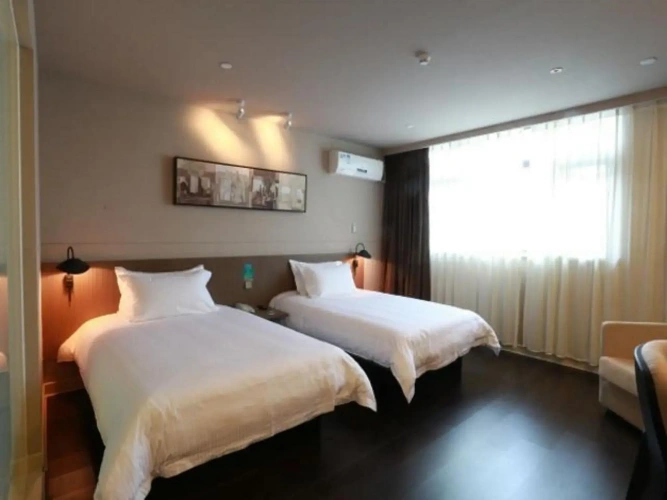Standard Twin room with street view