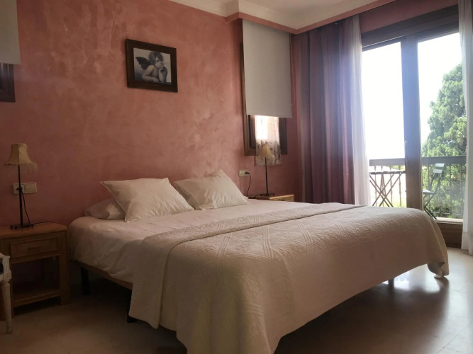8381 - Large beach side villa in Marbella