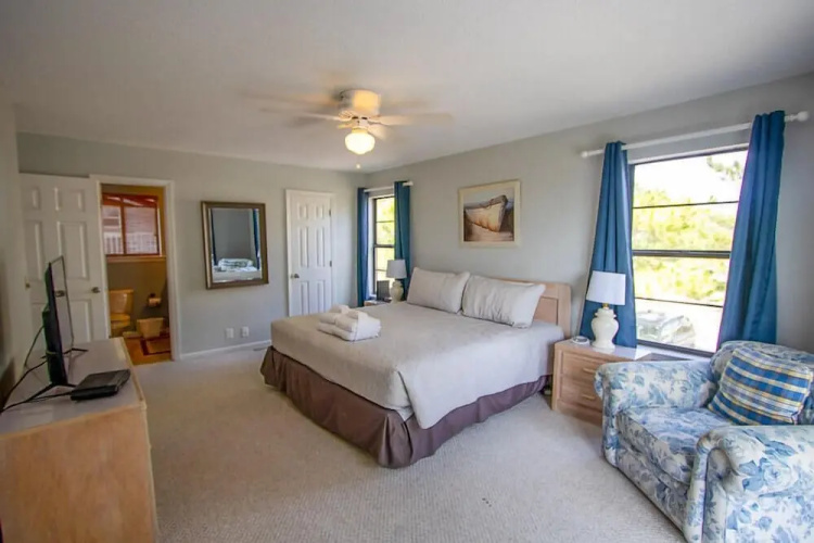 727 Seahorse Rd