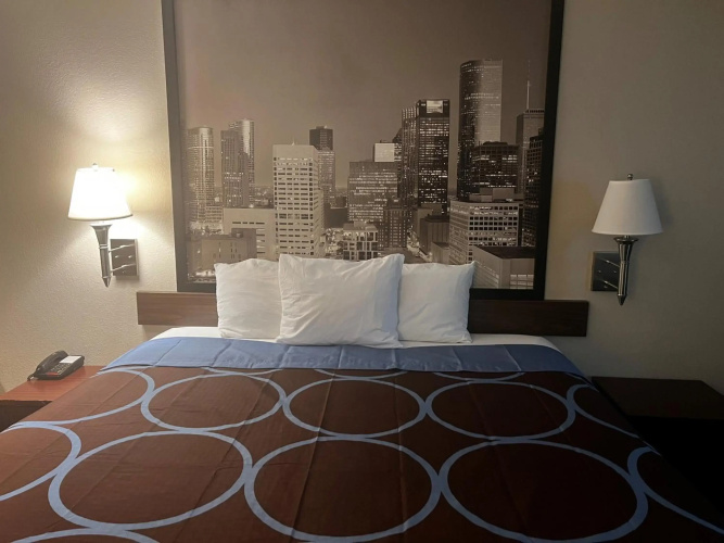 Super 8 by Wyndham Baytown / I-10