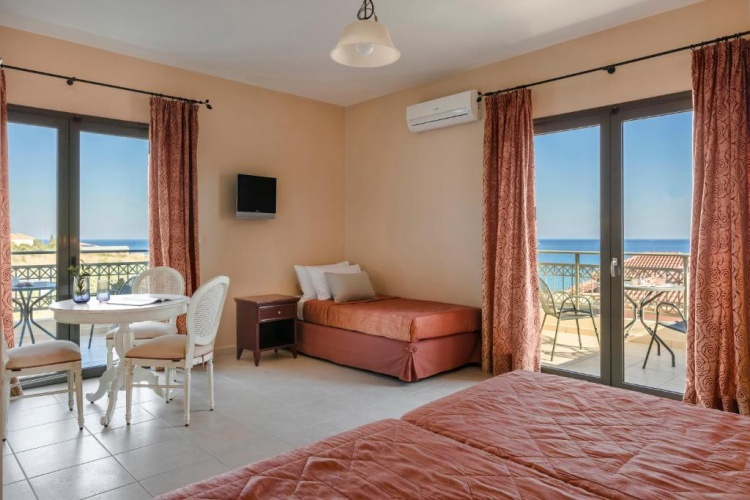 Standard Triple room with sea view