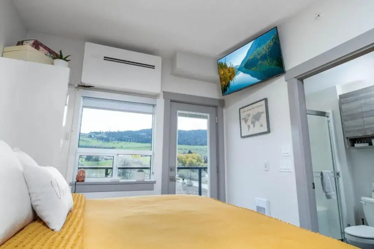 Top Floor on Okanagan Lake with AC & Heated Pool