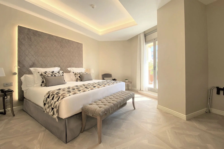 Lamaro Hotel