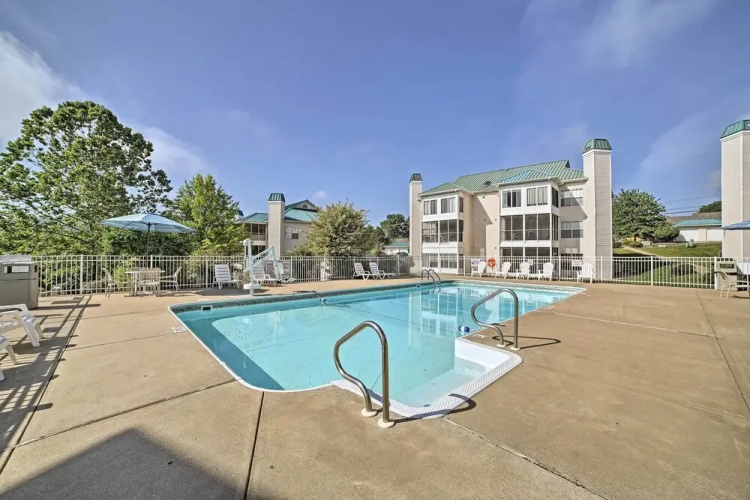 3 Mi to 76 Strip: Condo w/ Hot Tub Access!