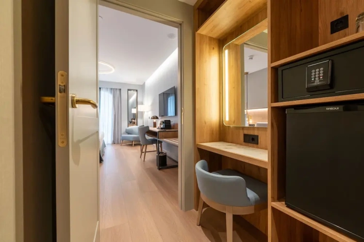 Interconnecting room