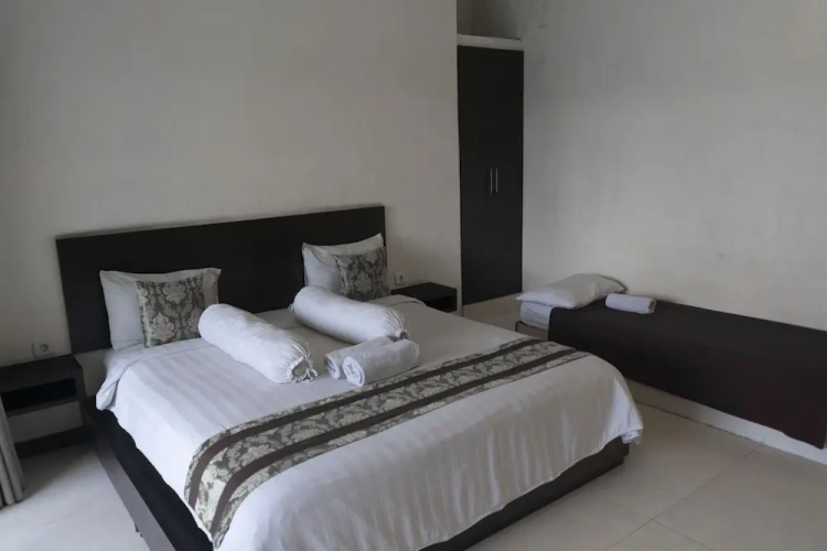 Standard Triple room with courtyard view