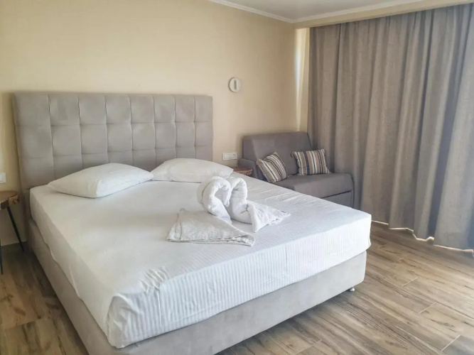 Paradise Hotel & Bar