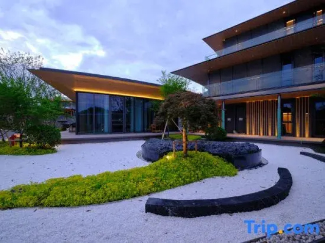 Ruolin Qiaoshangu Graden Hotel