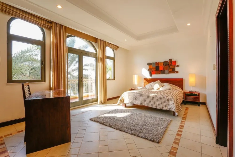 5 Bedrooms Villa