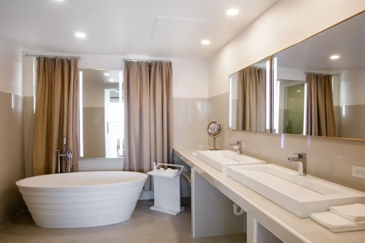 2 Bedrooms Family Suite with balcony and with ocean view