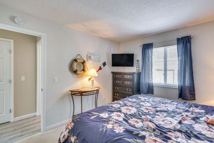 Large Balcony w/ View: Lakefront Osage Beach Condo