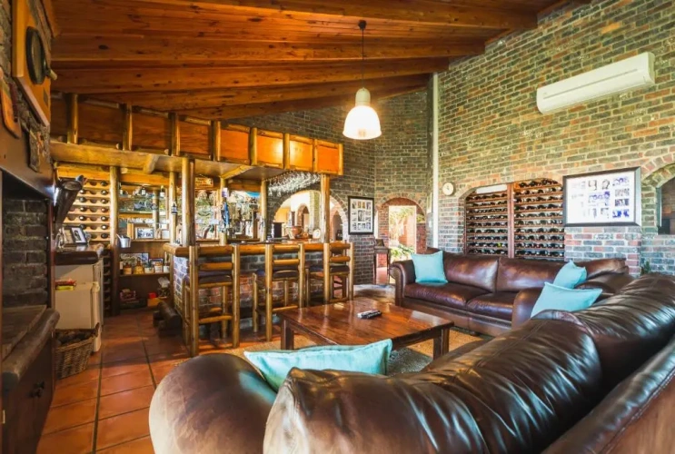 5 Bedrooms Cottage