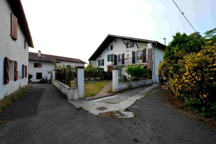 5 Bedrooms Cottage
