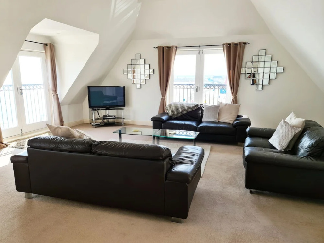 Harbour High - Luxury Beach Penthouse - Sleeps 6