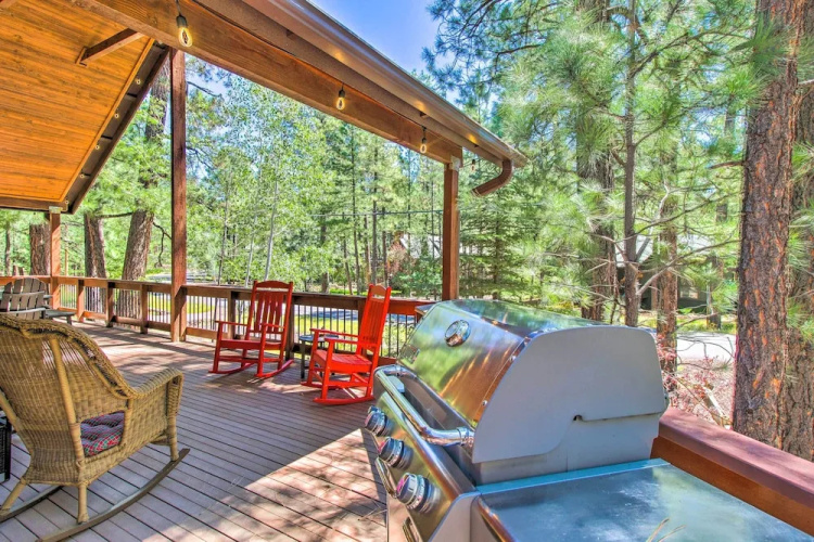 Pinetop Retreat w/ Fire Pit & Game Room!