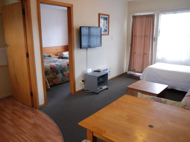 Manhattan Lodge Motel