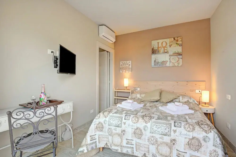 Sole Priscilla House- Terrace & parking