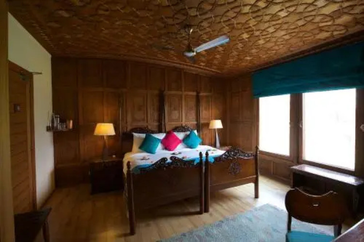 Sukoon Houseboat KashmirOver view
