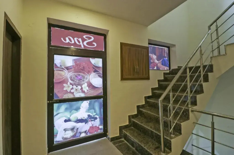 Hotel White Rose by OYO Rooms