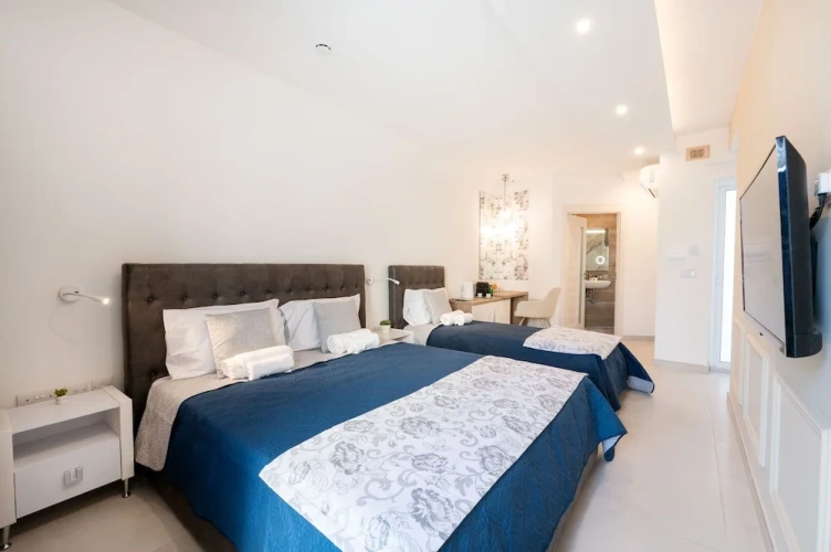 Standard Triple room