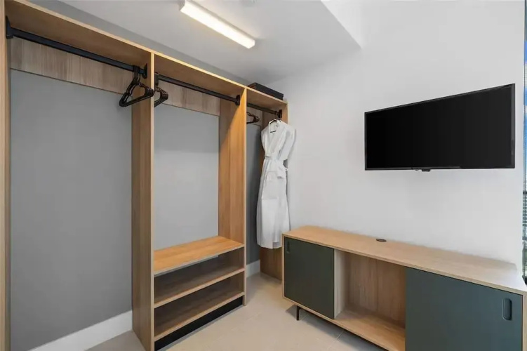 Luxury 2br-2bth Balcony Pool