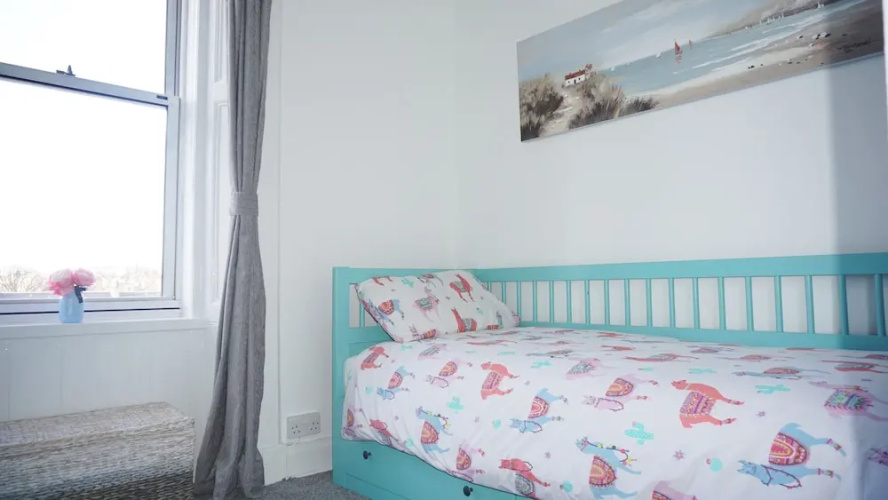 2 Bedroom Flat in Edinburgh With Free Parking