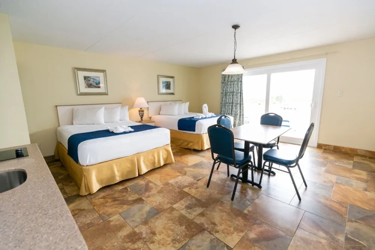 Standard Quadruple room with partial ocean view