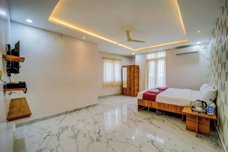 Deluxe Double room with city view