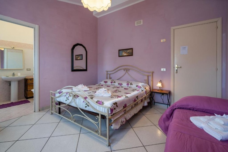 Standard Quadruple room with garden view