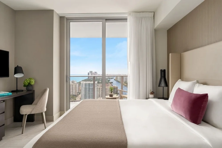 2 Bedrooms Presidential Suite with balcony