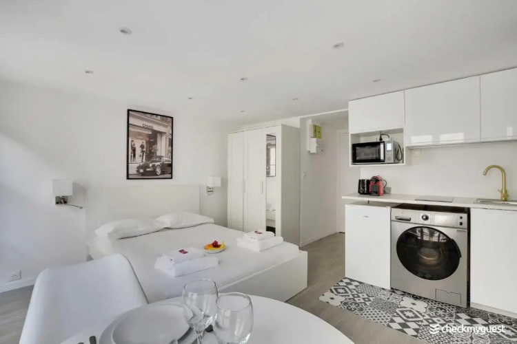 Into Paris - Marais Apartment