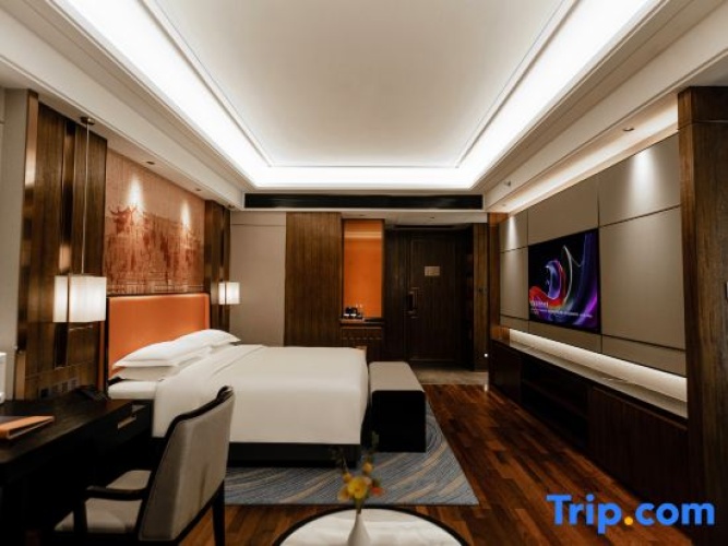 Deluxe Double room with city view