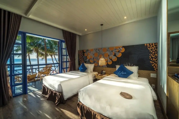 Deluxe Twin room with balcony and beachfront