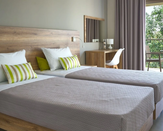 Deluxe Triple room with pool view