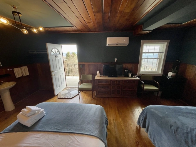 Deluxe Quadruple room with balcony