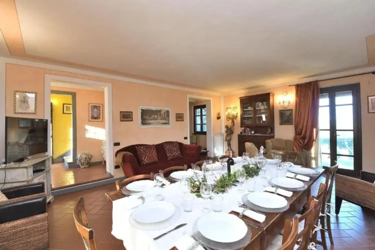 5 Bedrooms Villa