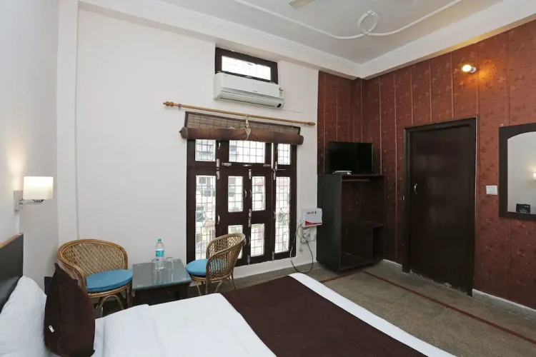 OYO 8988 Radha Krishna Guest House
