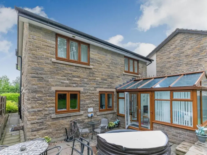 2 Carr Farm Close