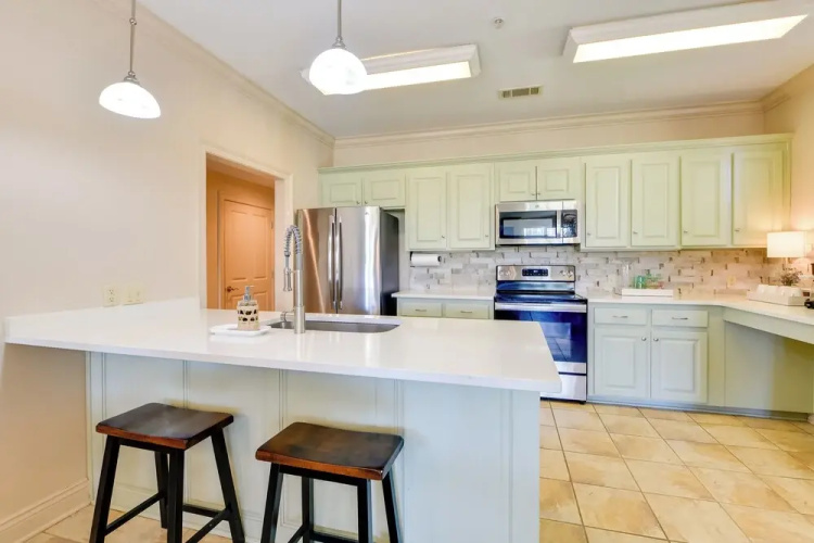 Spacious Springfield Home w/ Golf Course View!