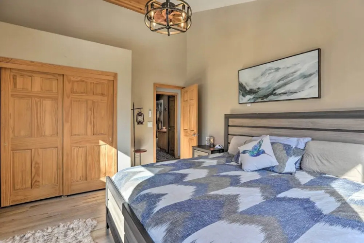 Cozy Bailey Cabin w/ Sweeping Mountain Views!