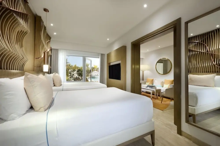 Swim-Up Suite